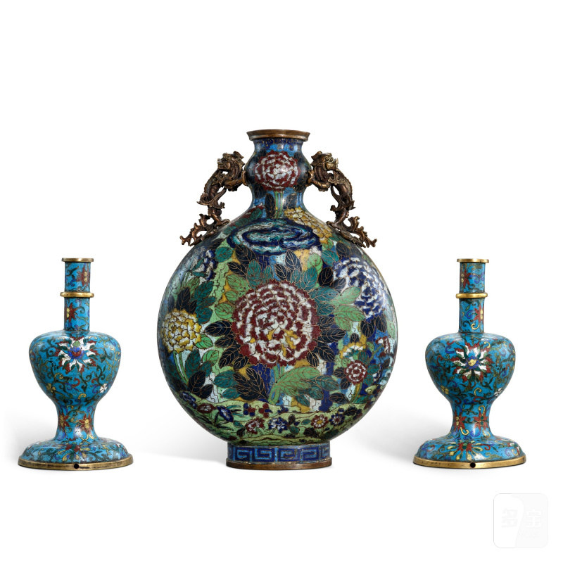 A pair of cloisonné enamel ritual vases and a cloisonné enamel moonflask, Qing dynasty | 清 掐絲琺瑯番蓮紋甘露瓶一對及牡丹紋抱月瓶一件 - 图2